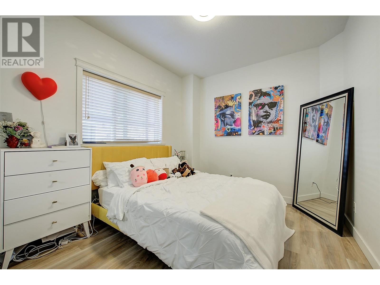 Property at 1374 McInnes Avenue image 3