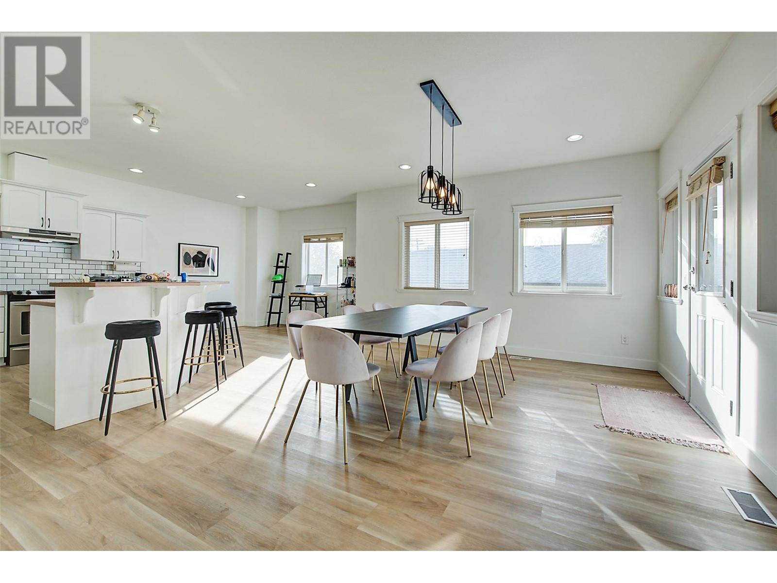 Property at 1374 McInnes Avenue image 4