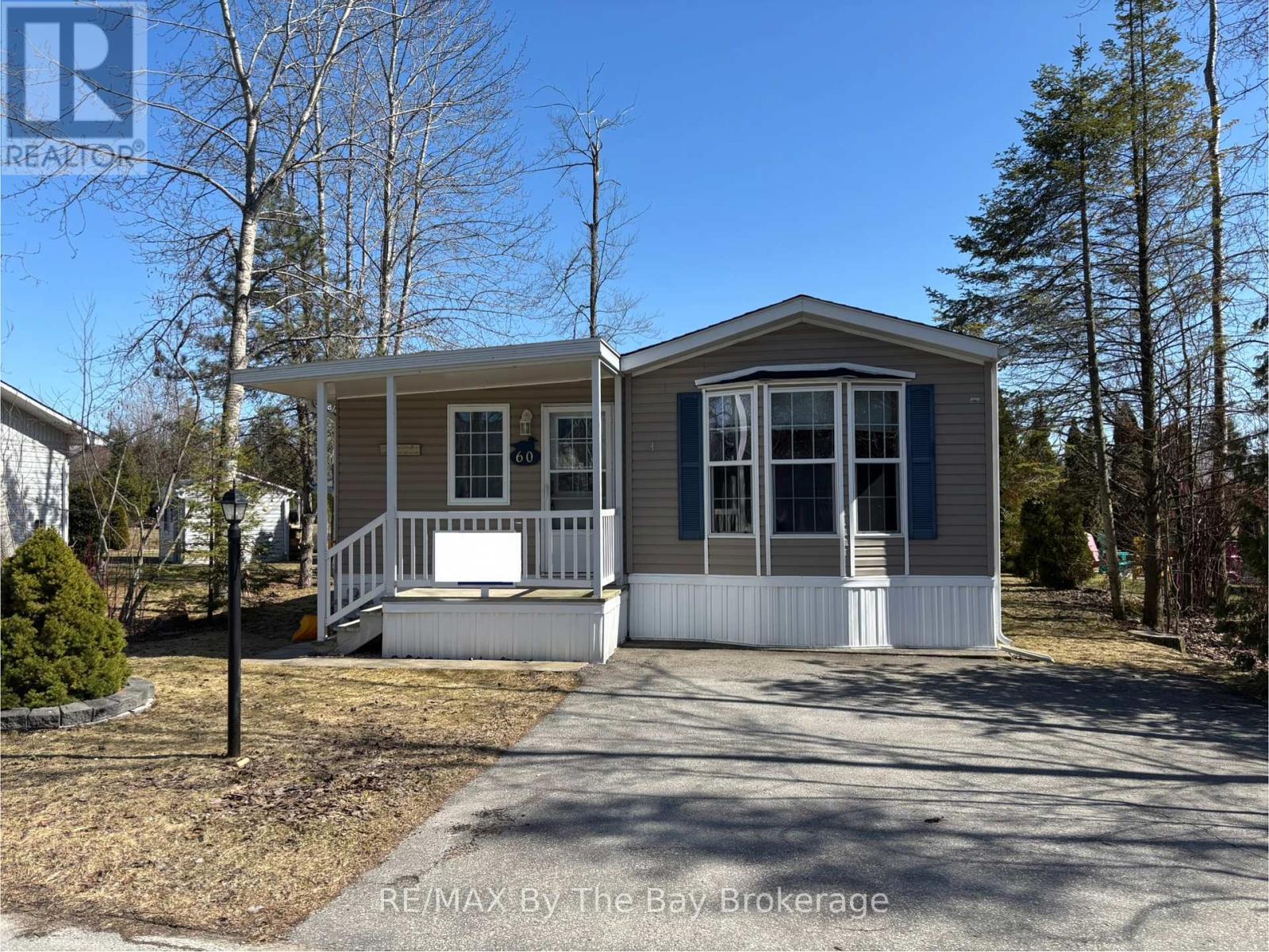 60 Topaz Street, Wasaga Beach, Ontario  L9Z 1X7 - Photo 1 - S11993082