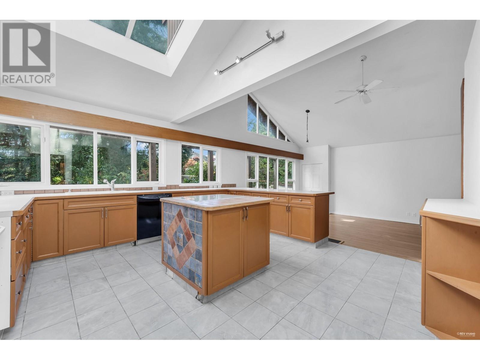 568 St. Andrews Place, West Vancouver, British Columbia  V7S 1V8 - Photo 8 - R2985304