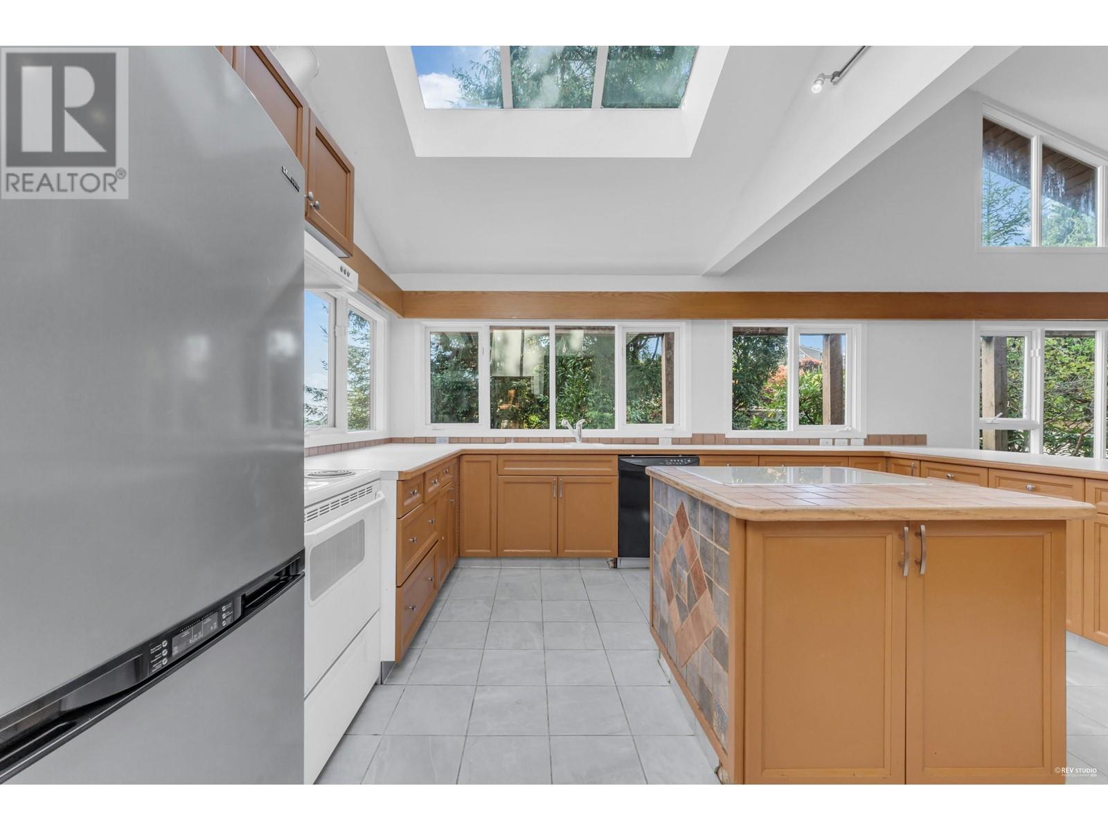 568 St. Andrews Place, West Vancouver, British Columbia  V7S 1V8 - Photo 9 - R2985304