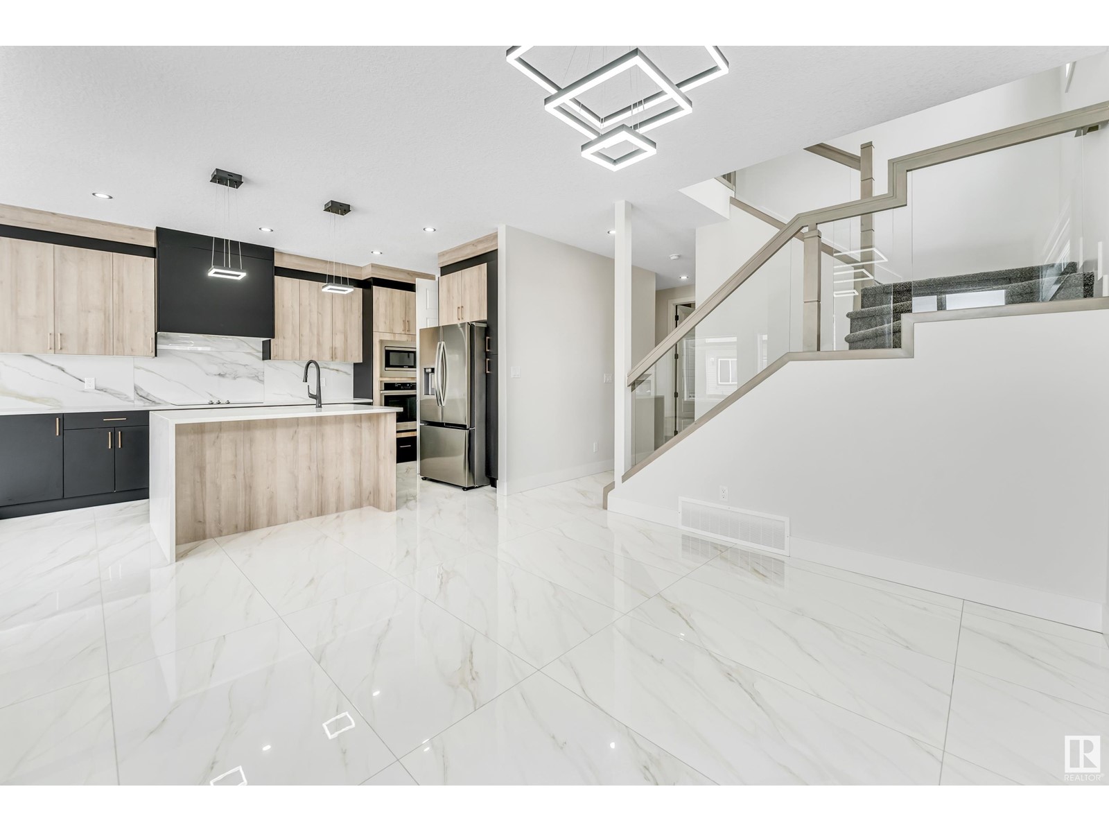 Property at 4000 44 AV image 4