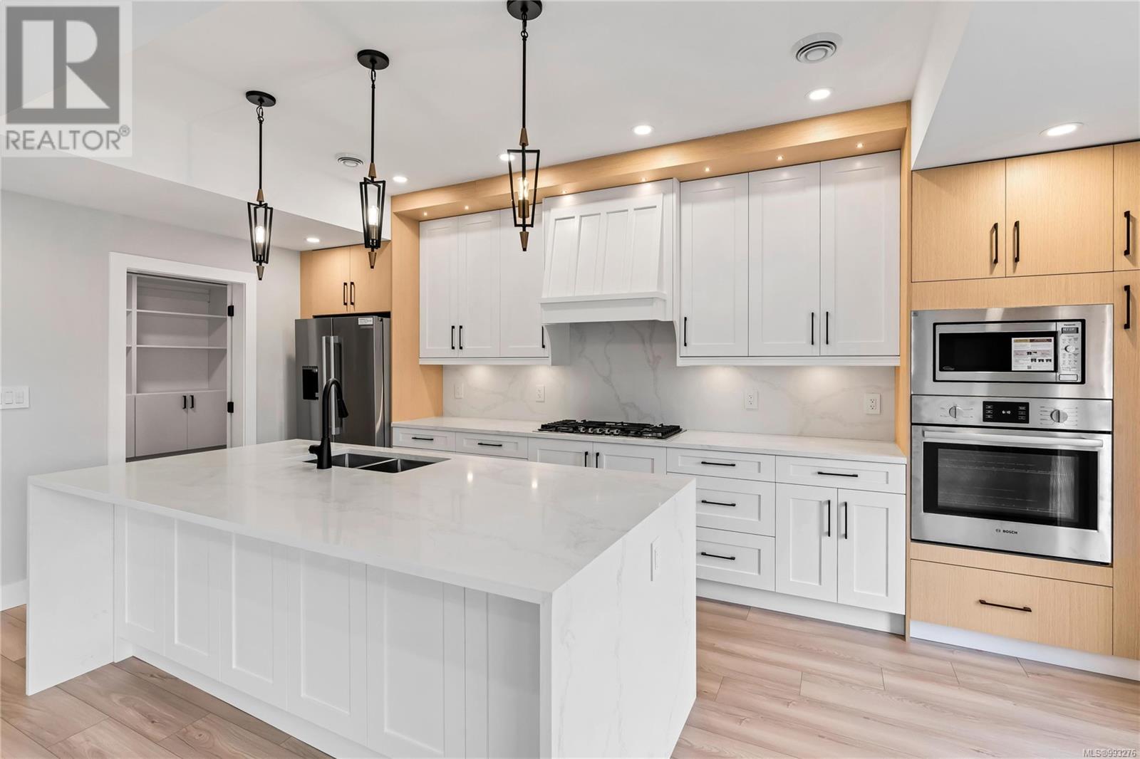 Property at 3318 Woodrush Dr image 4