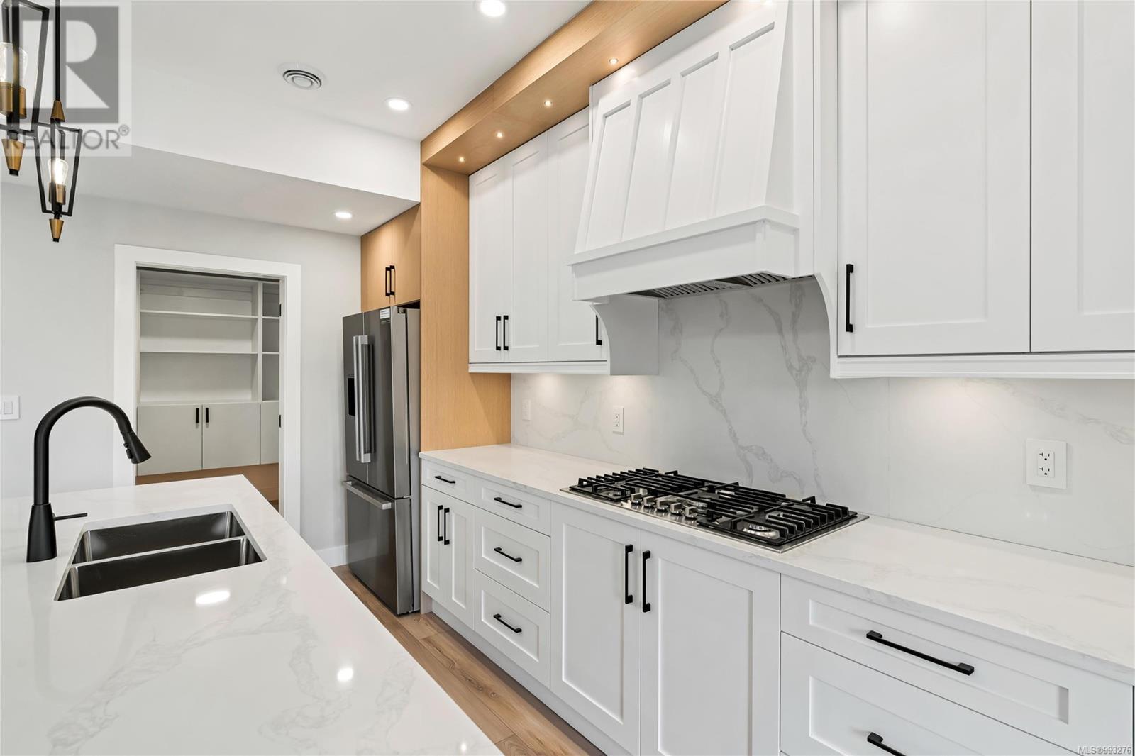 Property at 3318 Woodrush Dr image 5
