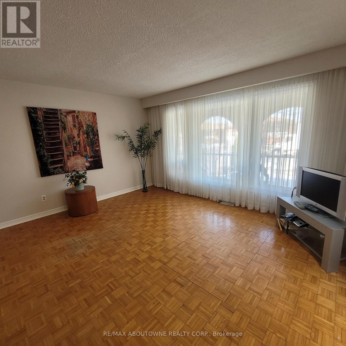 91 Curtis Road, Brampton, Ontario  L6Y 2J6 - Photo 5 - W12057730