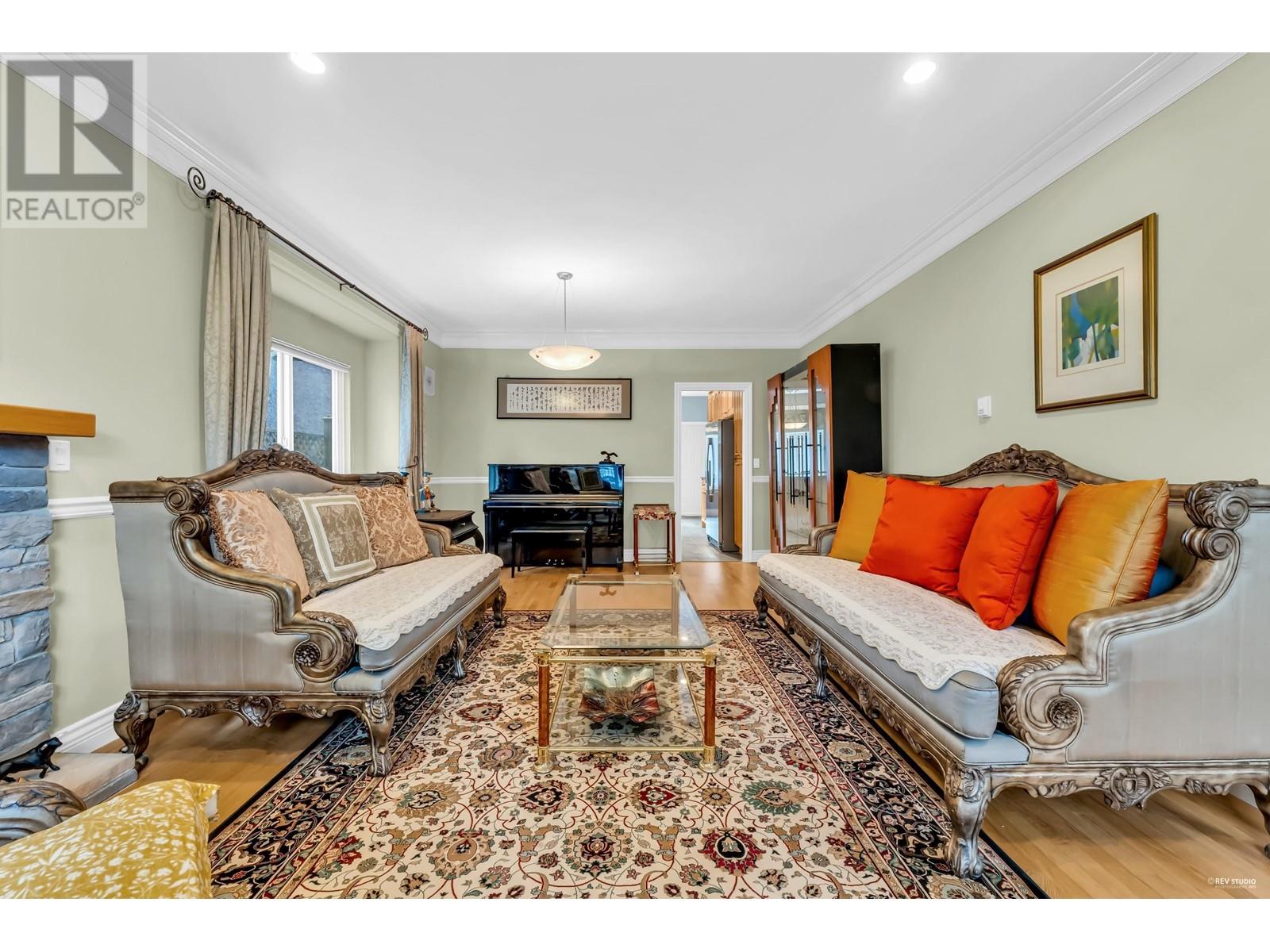 4306 Pinewood Crescent, Burnaby, British Columbia  V5G 2J8 - Photo 3 - R2984713