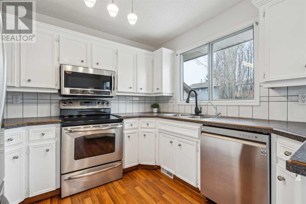 52 Berwick Court Nw, Calgary, Alberta  T3K 1C7 - Photo 11 - A2207755