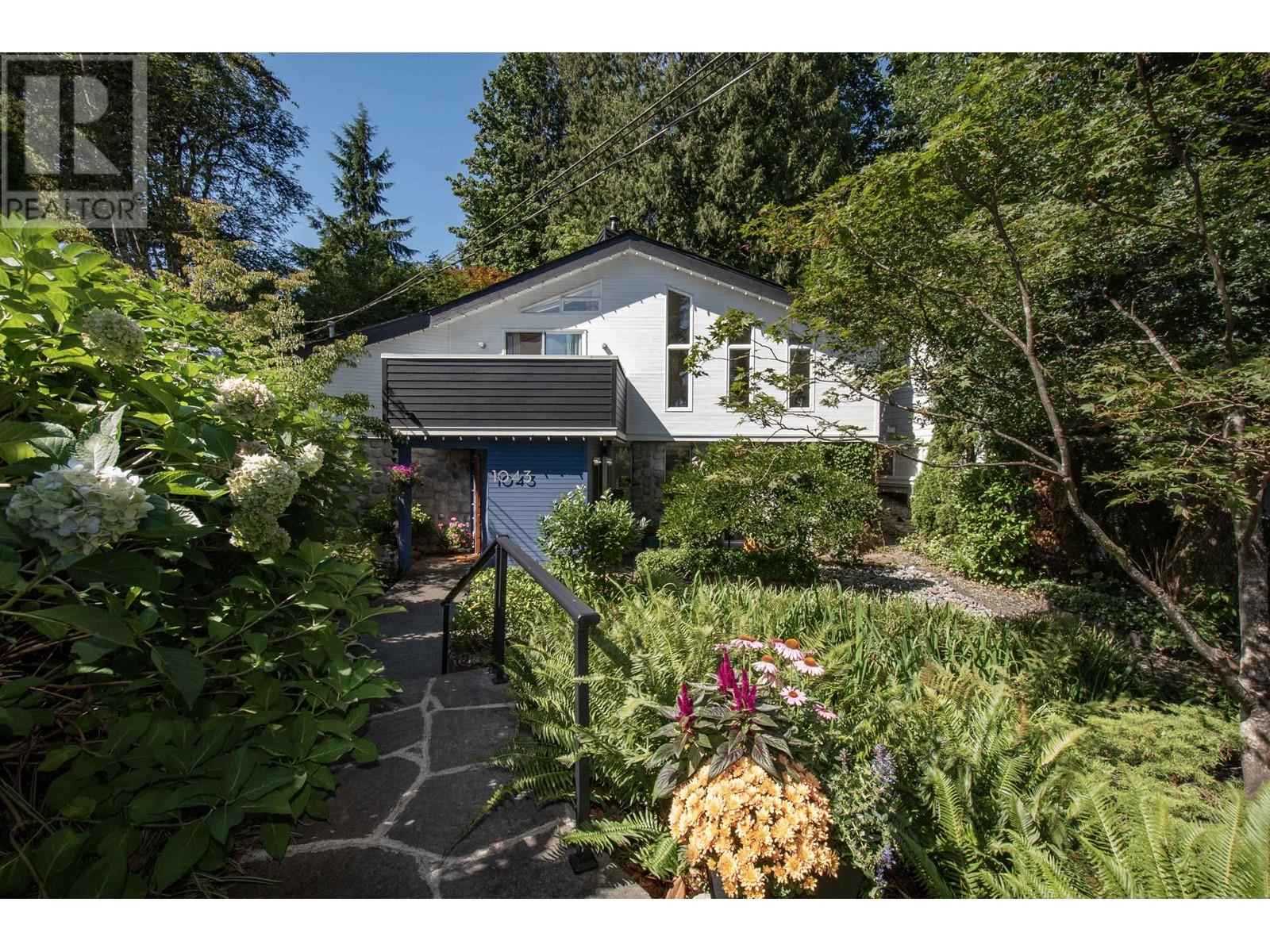 1043 Kinloch Lane, North Vancouver, British Columbia  V7G 1V8 - Photo 1 - R2984575