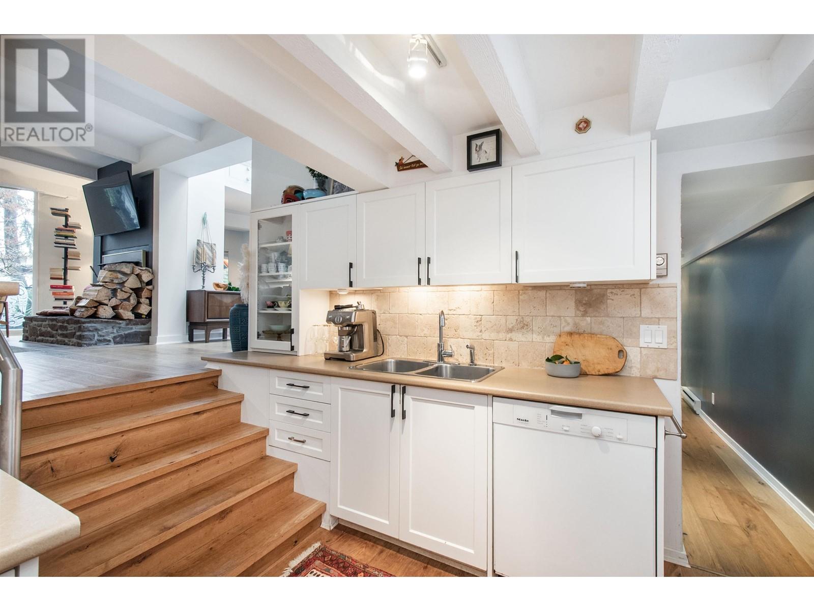 1043 Kinloch Lane, North Vancouver, British Columbia  V7G 1V8 - Photo 18 - R2984575