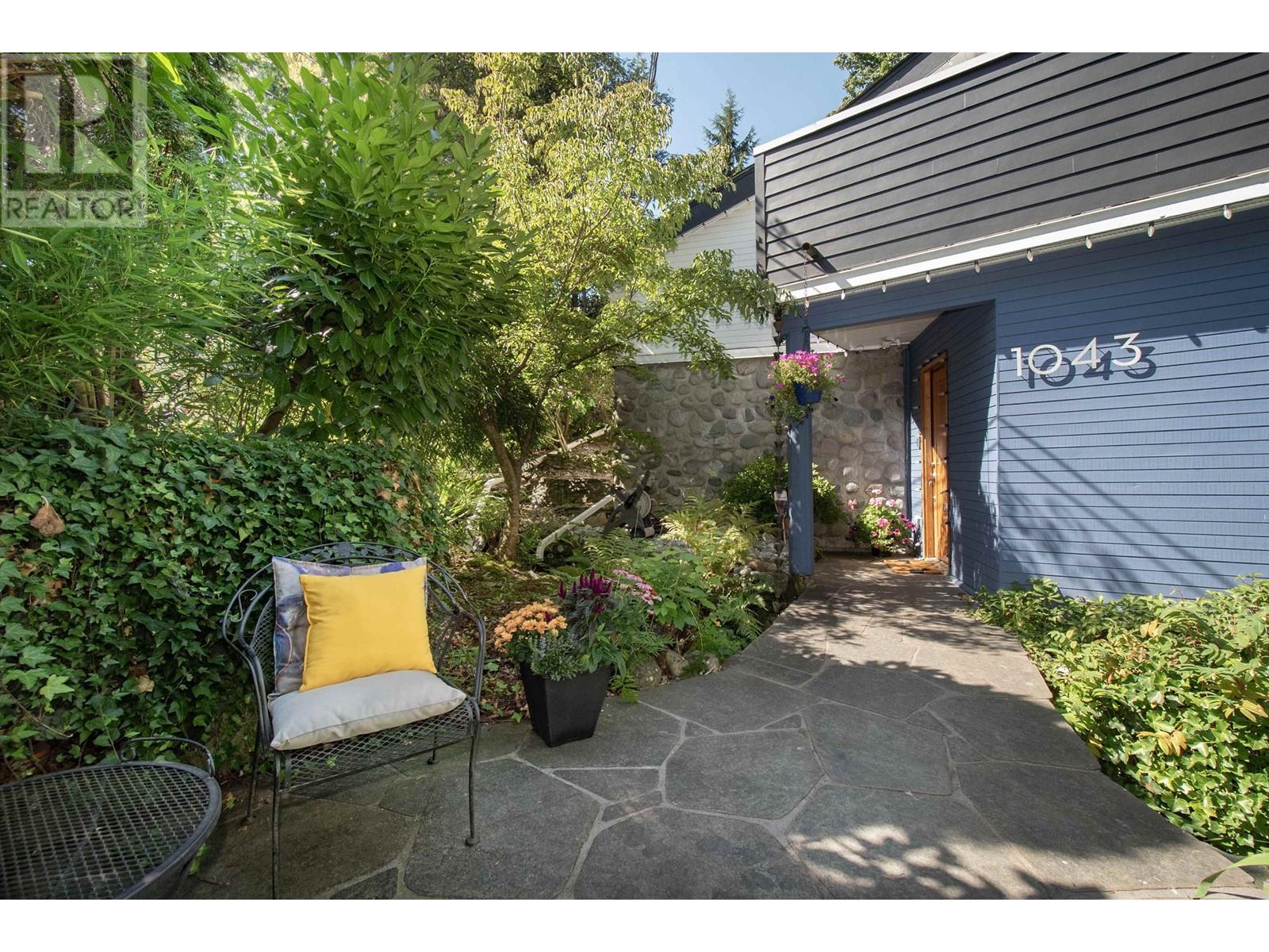 1043 Kinloch Lane, North Vancouver, British Columbia  V7G 1V8 - Photo 2 - R2984575