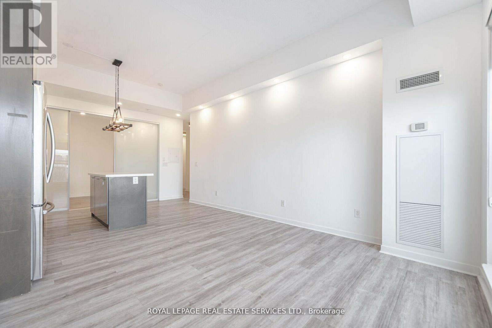 602 - 360 Square One Drive, Mississauga, Ontario  L5B 0E6 - Photo 17 - W12057882