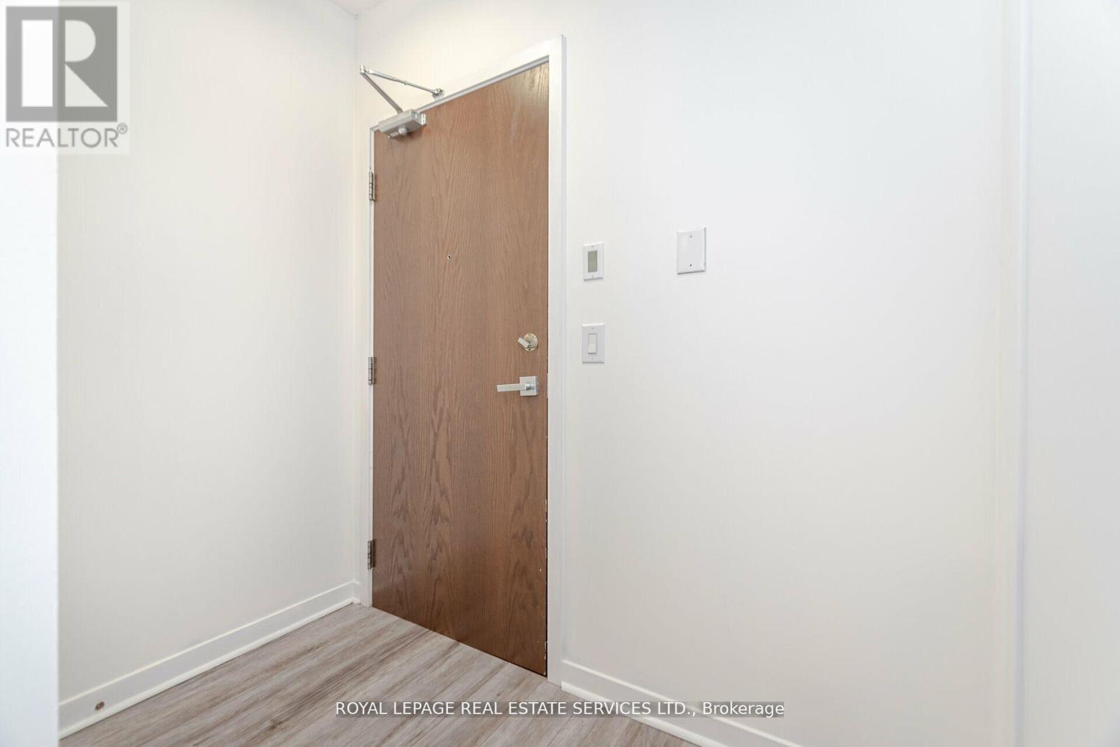 602 - 360 Square One Drive, Mississauga, Ontario  L5B 0E6 - Photo 9 - W12057882