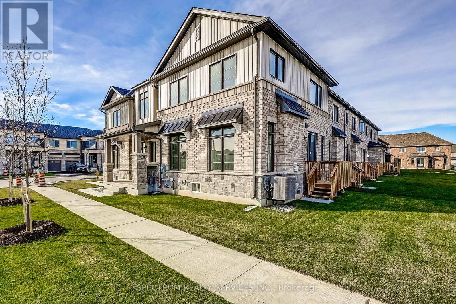 18 Molnar Crescent, Brantford, Ontario  N3T 0X3 - Photo 3 - X12057840