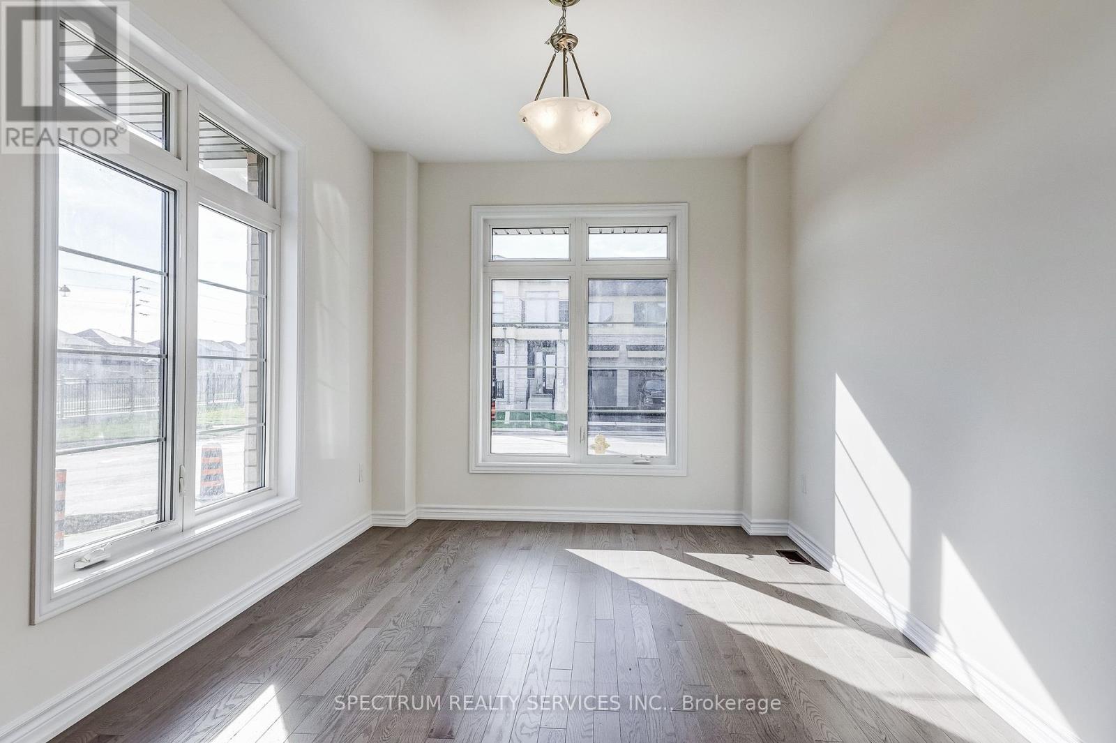 18 Molnar Crescent, Brantford, Ontario  N3T 0X3 - Photo 6 - X12057840