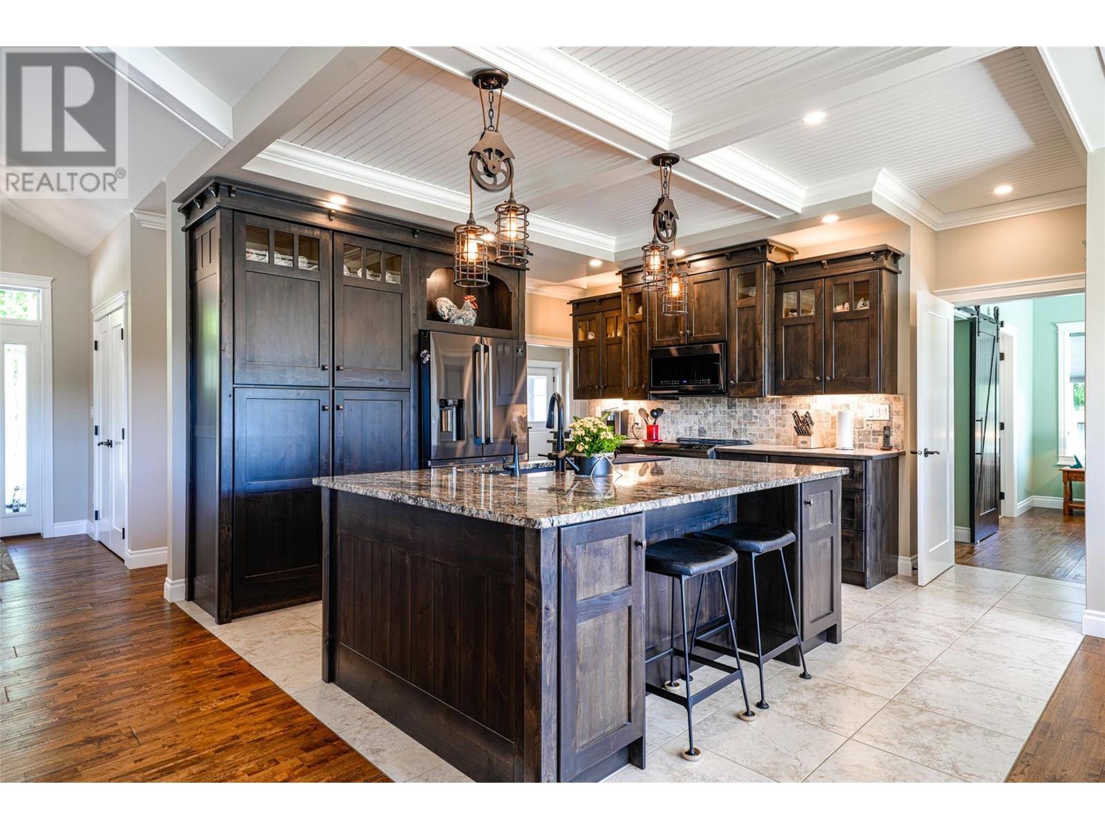 6209 Tatlow Road, Salmon Arm, British Columbia  V1E 2X7 - Photo 4 - 10341183