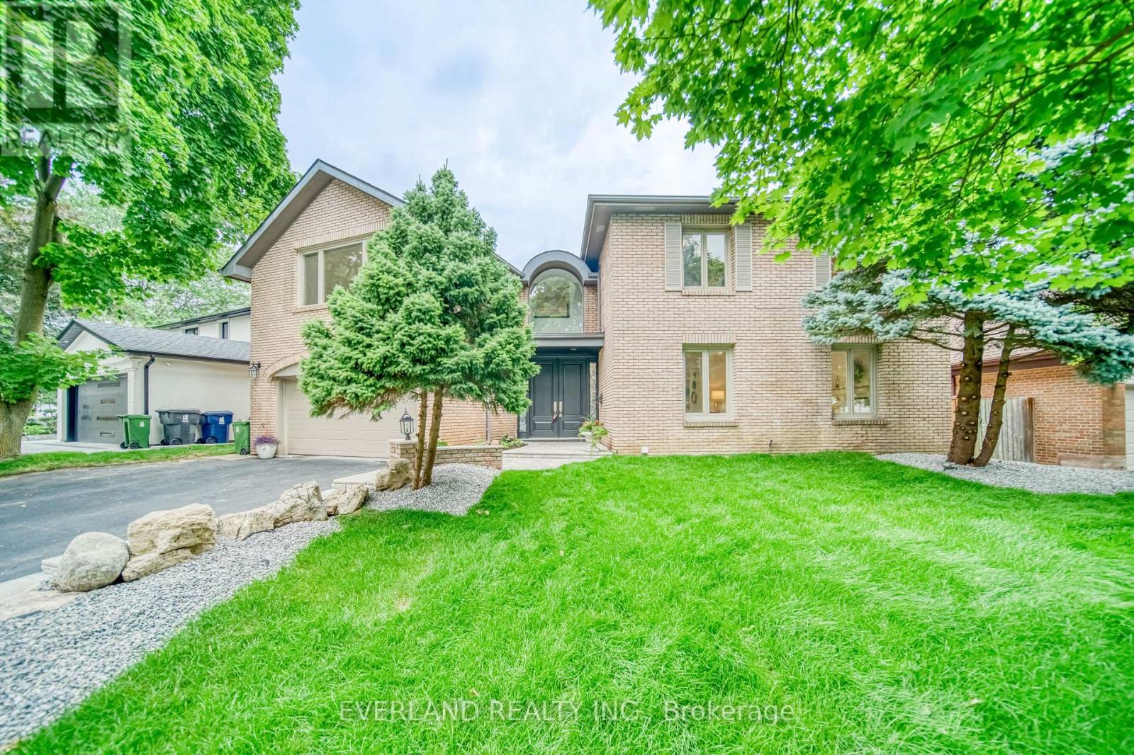 Property at 8 ELLIOTWOOD COURT image 4