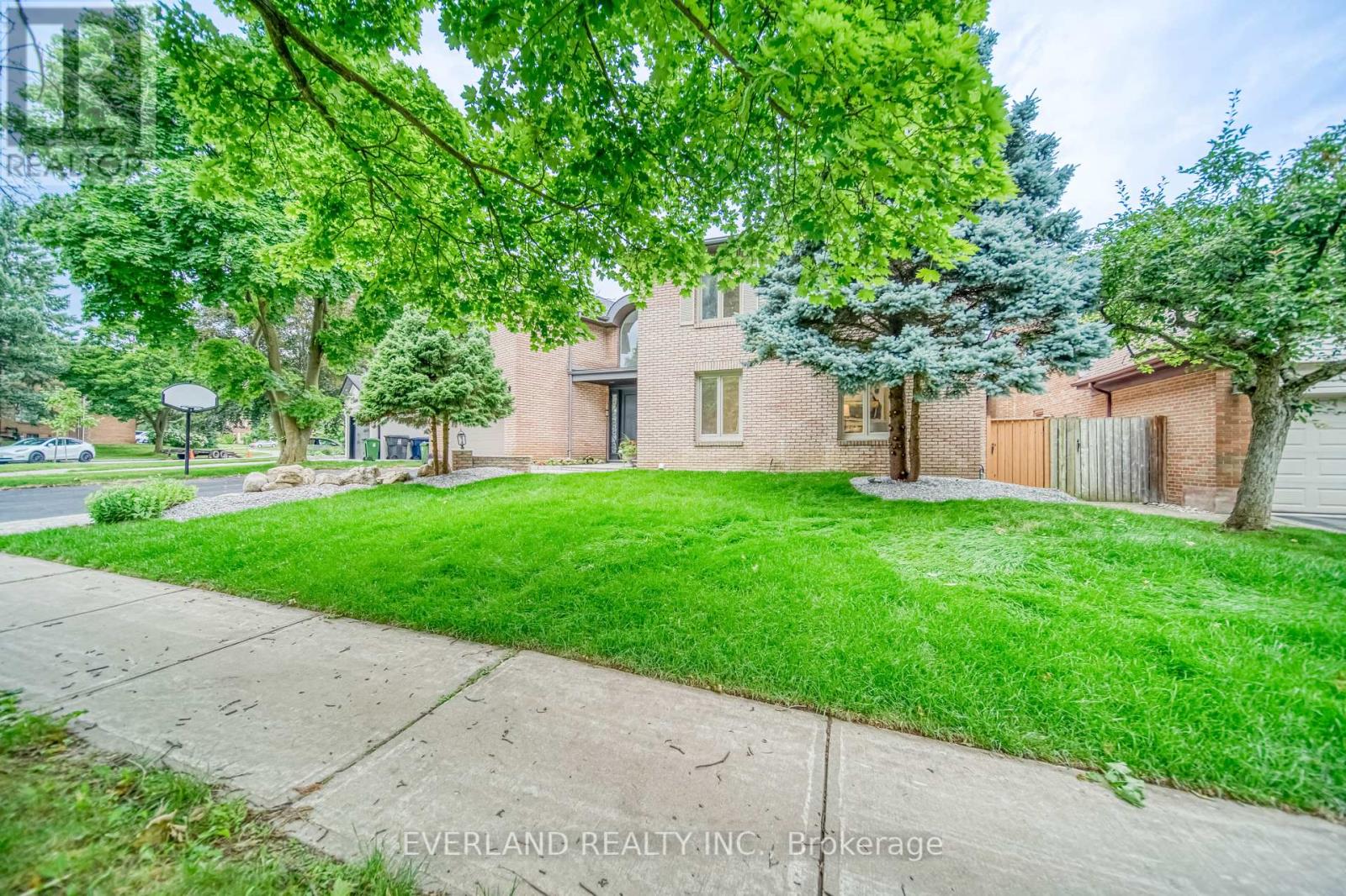 Property at 8 ELLIOTWOOD COURT image 5