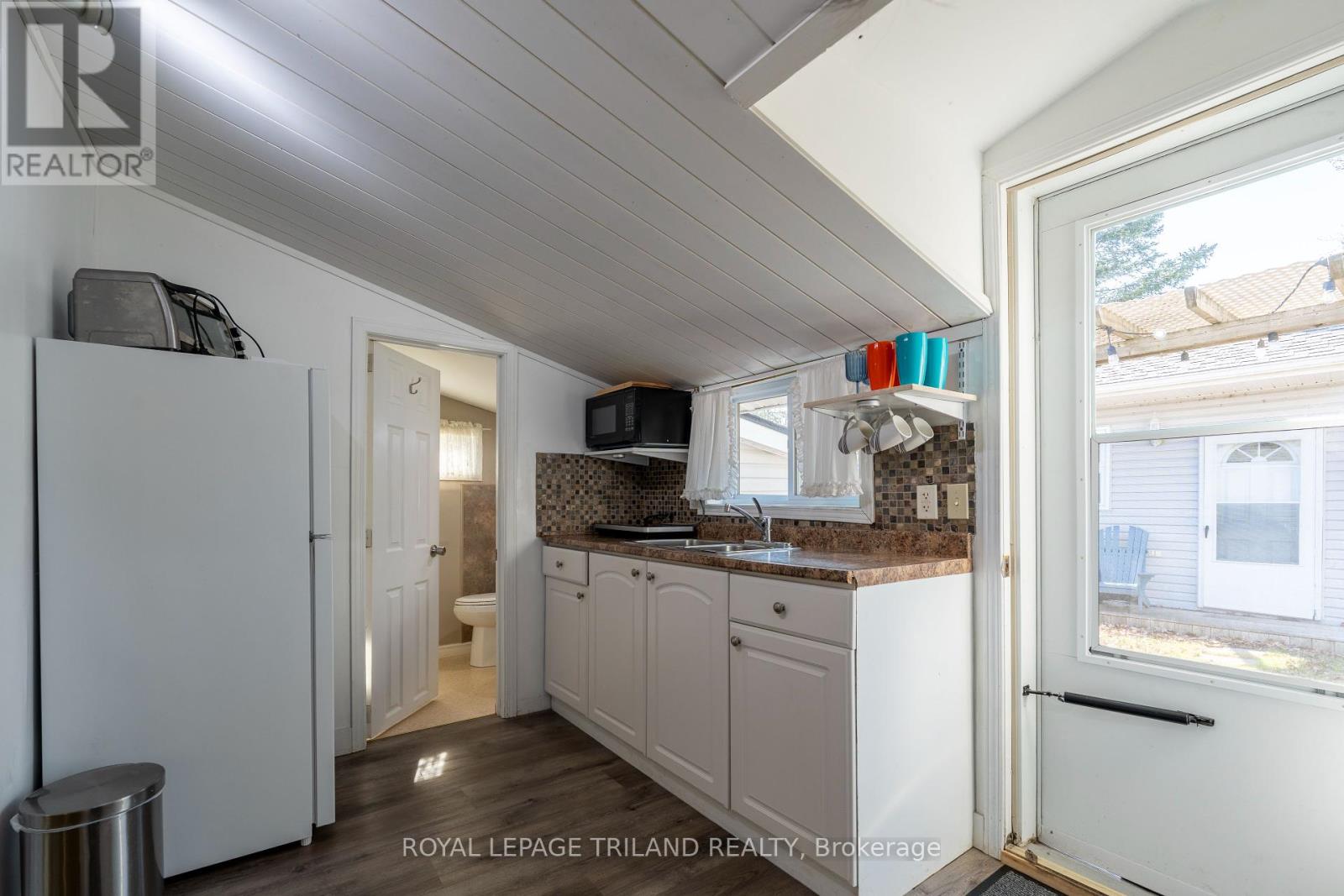 23 Queens Avenue, Lambton Shores, Ontario  N0M 1T0 - Photo 10 - X12057975