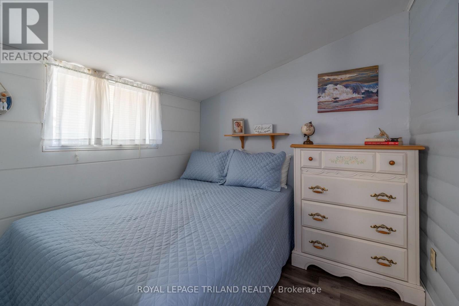 23 Queens Avenue, Lambton Shores, Ontario  N0M 1T0 - Photo 11 - X12057975