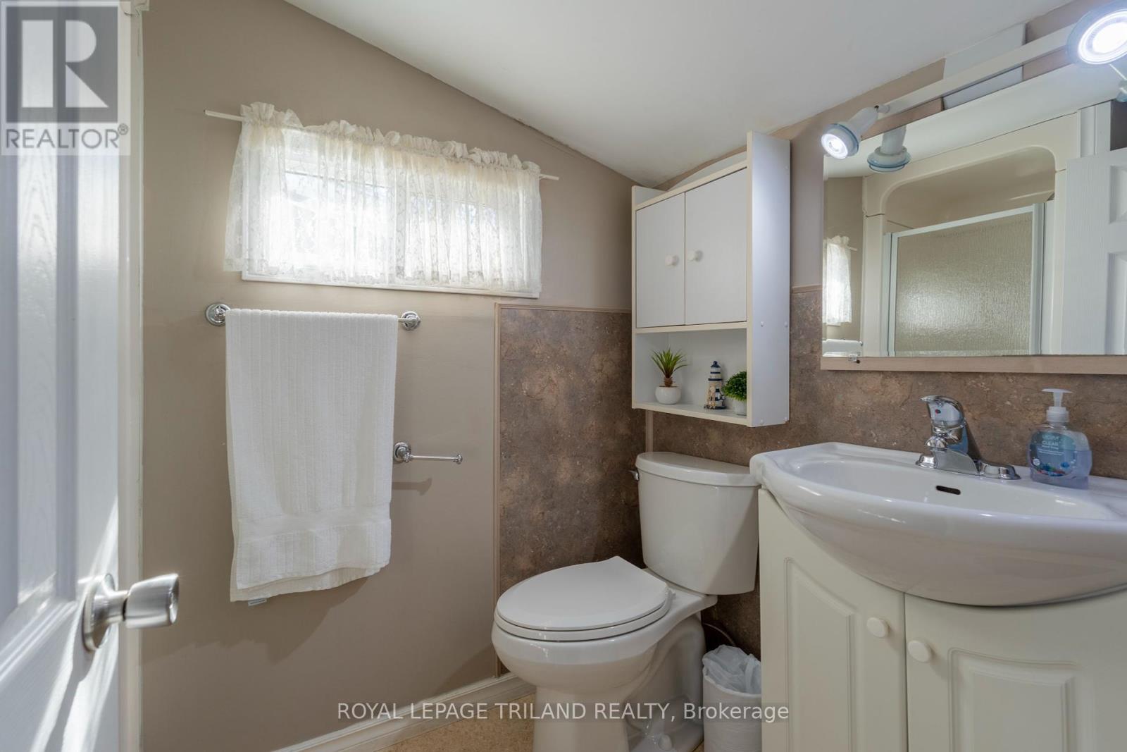 23 Queens Avenue, Lambton Shores, Ontario  N0M 1T0 - Photo 12 - X12057975