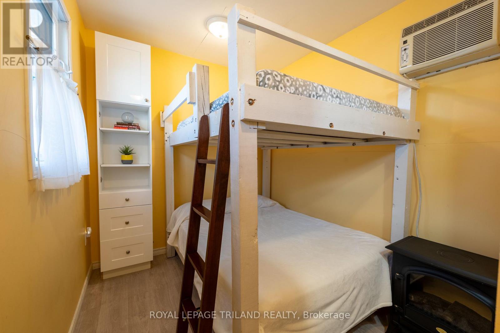 23 Queens Avenue, Lambton Shores, Ontario  N0M 1T0 - Photo 13 - X12057975