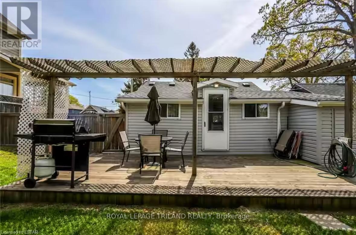 23 Queens Avenue, Lambton Shores, Ontario  N0M 1T0 - Photo 2 - X12057975