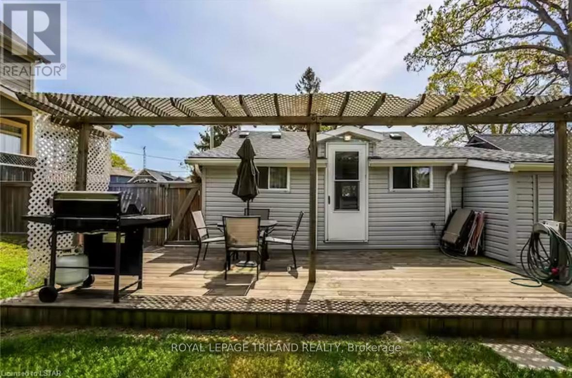 23 Queens Avenue, Lambton Shores, Ontario  N0M 1T0 - Photo 22 - X12057975