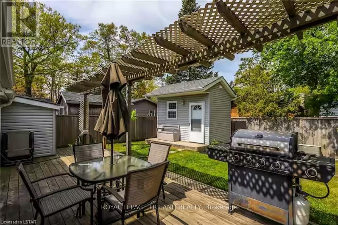 23 Queens Avenue, Lambton Shores, Ontario  N0M 1T0 - Photo 3 - X12057975