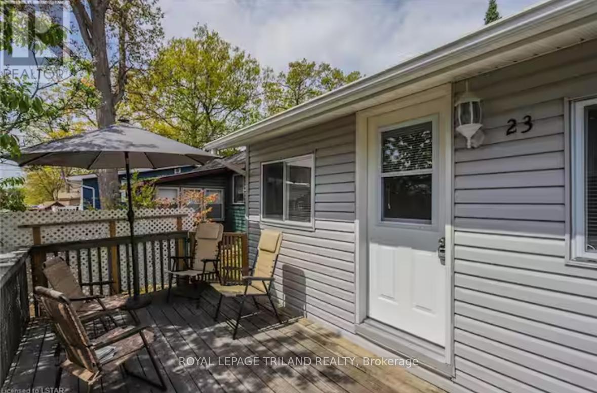 23 Queens Avenue, Lambton Shores, Ontario  N0M 1T0 - Photo 5 - X12057975