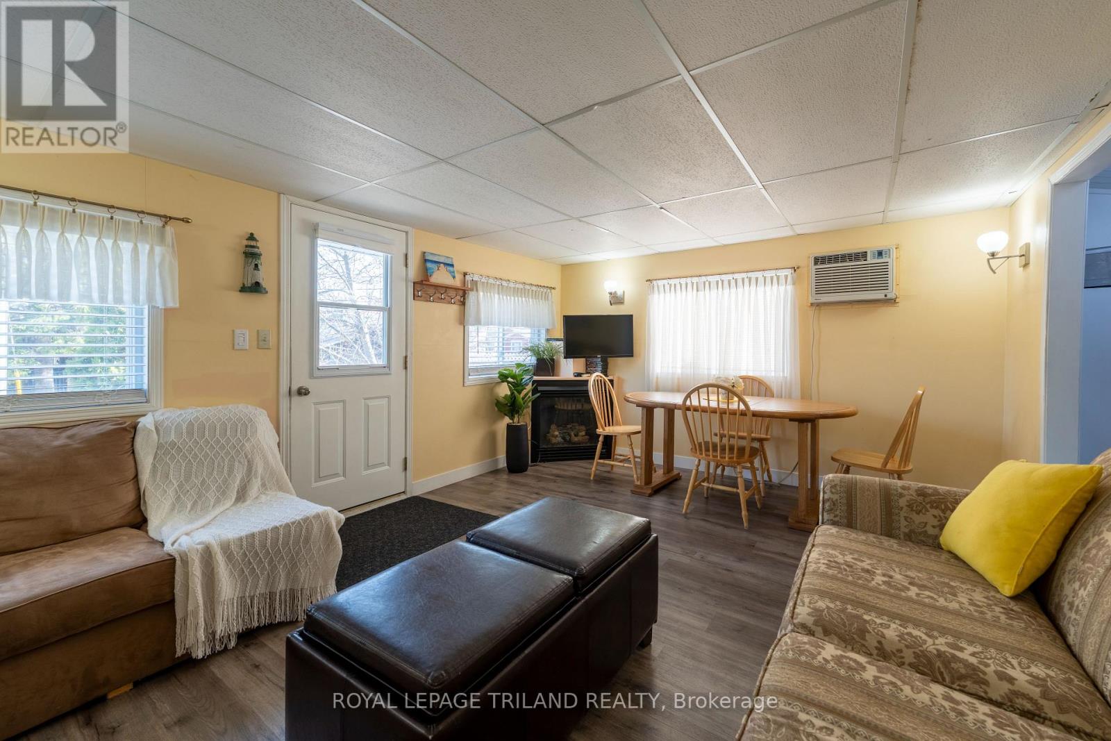 23 Queens Avenue, Lambton Shores, Ontario  N0M 1T0 - Photo 7 - X12057975