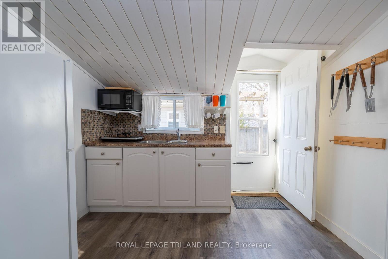 23 Queens Avenue, Lambton Shores, Ontario  N0M 1T0 - Photo 9 - X12057975