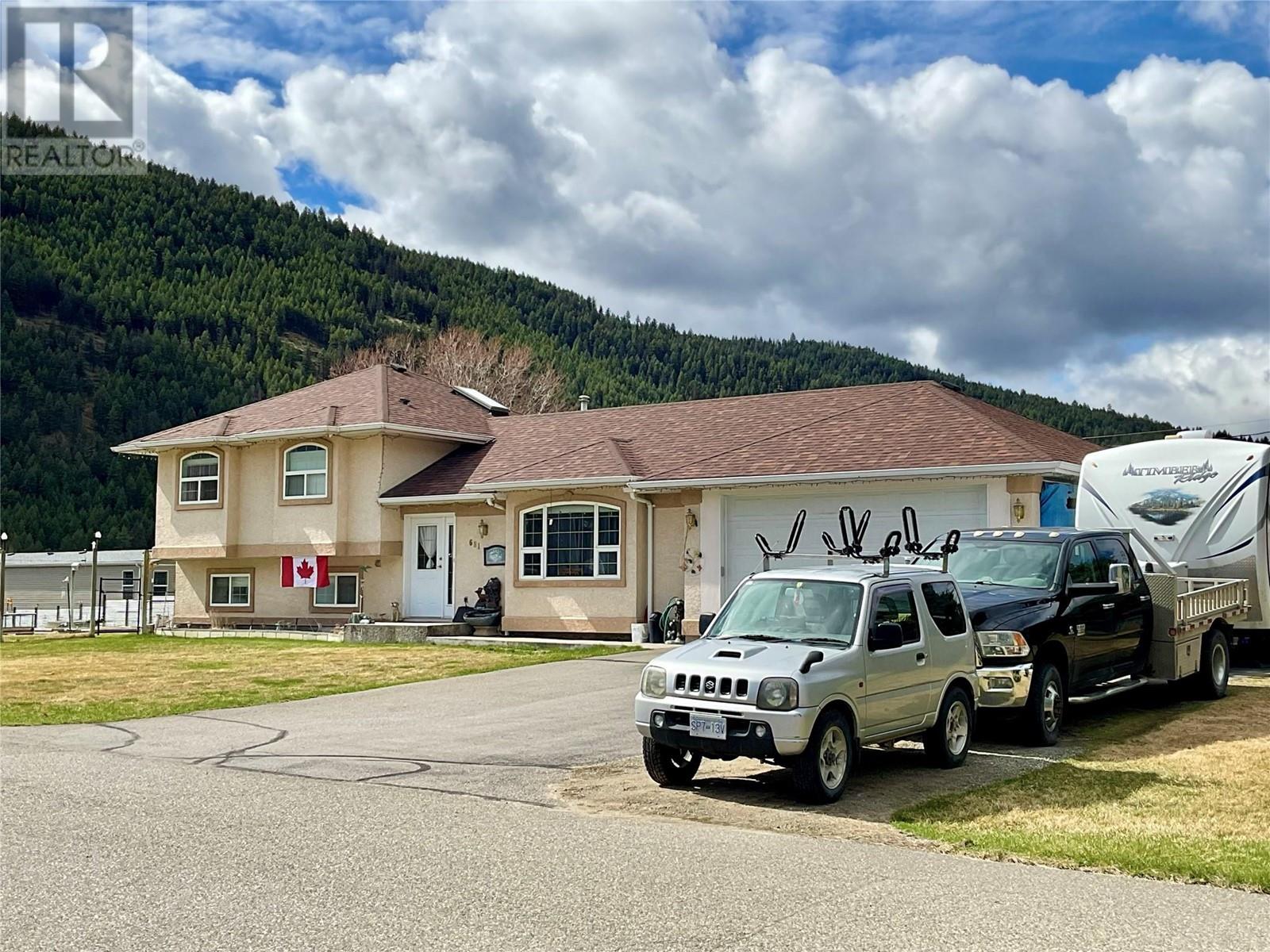 681 Dawson Street, Midway, British Columbia  V0H 1M0 - Photo 2 - 10334355