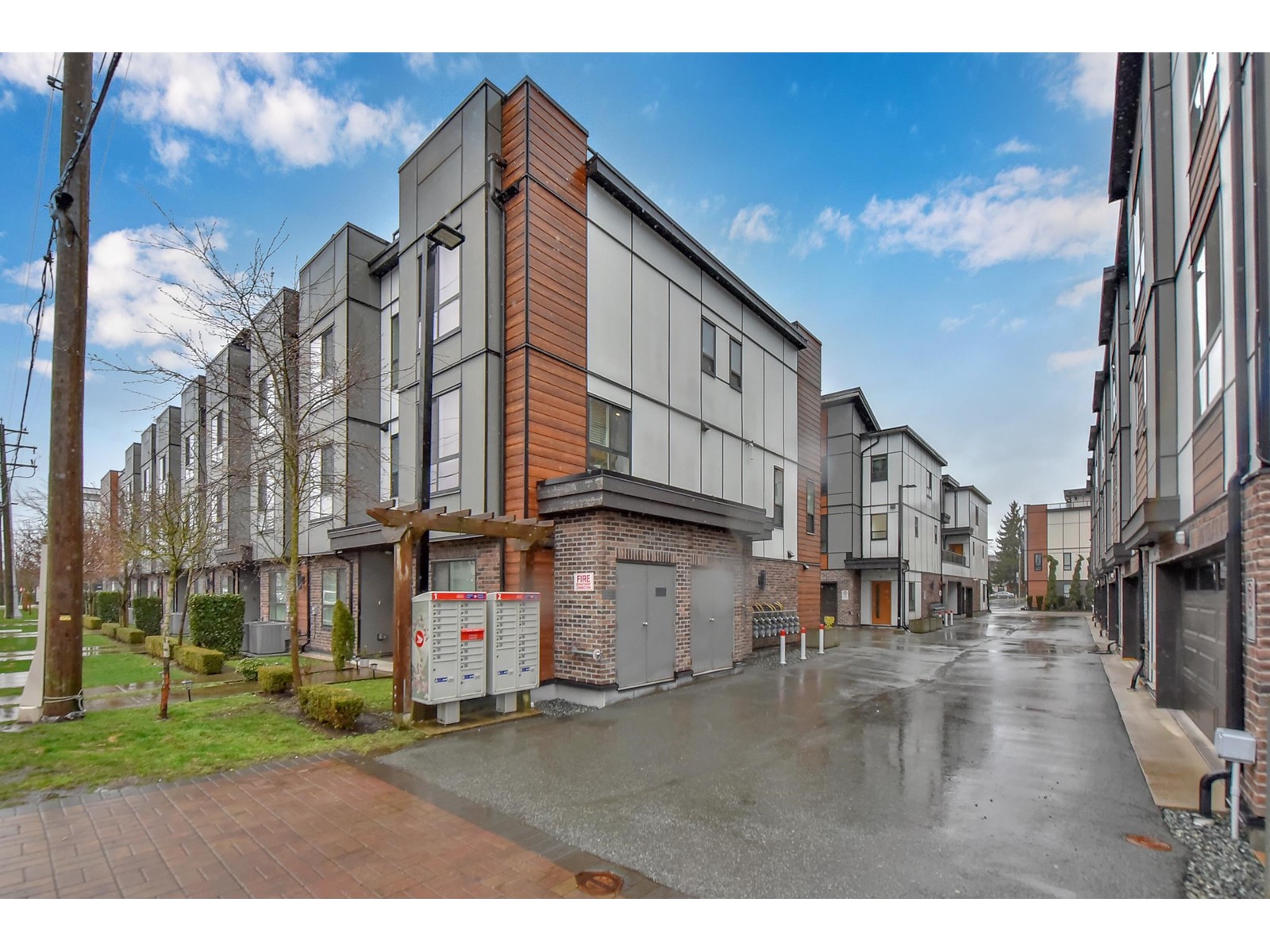 Property at 19 19789 55 AVENUE image 1