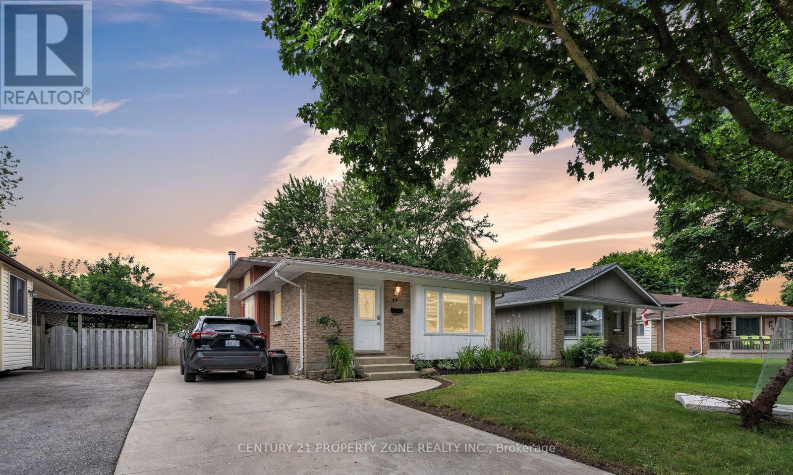 Property at 19 STROUD CRESCENT image 2