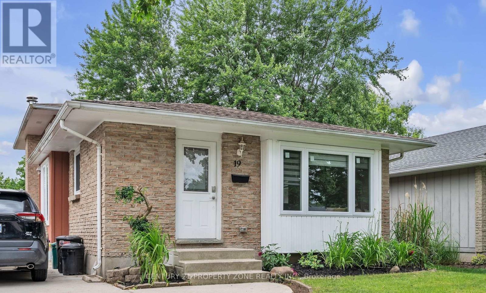 Property at 19 STROUD CRESCENT image 3