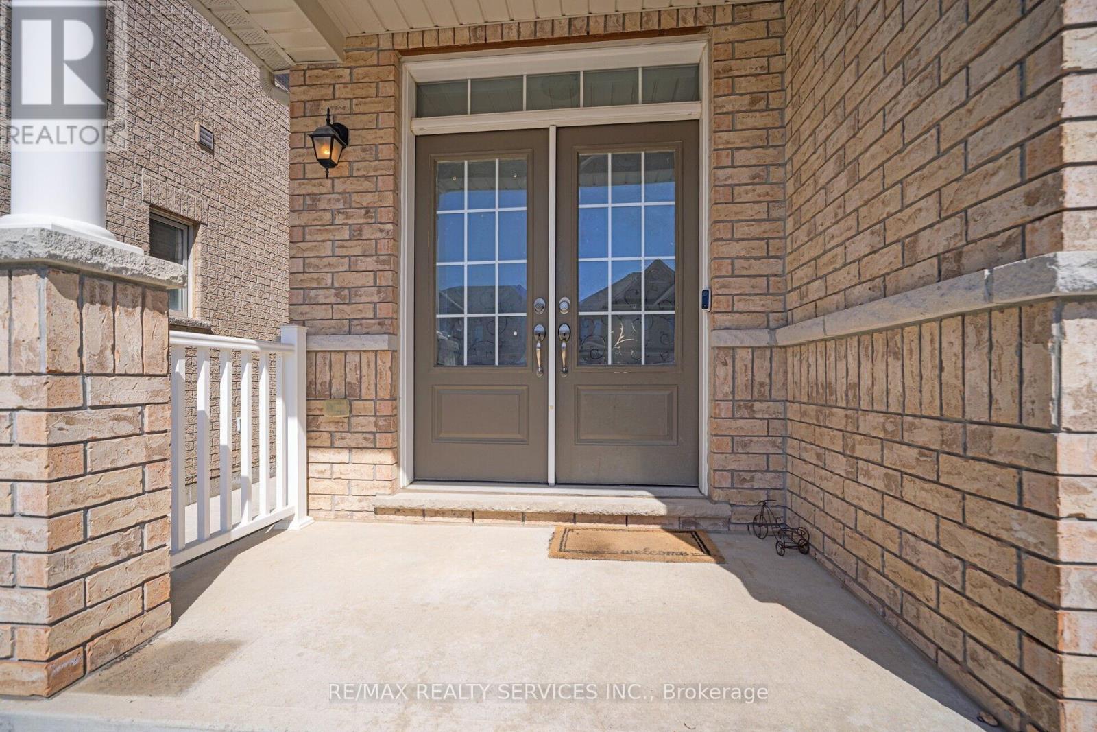 15 Ebury Drive, Brampton, Ontario  L6X 0E6 - Photo 2 - W12058132