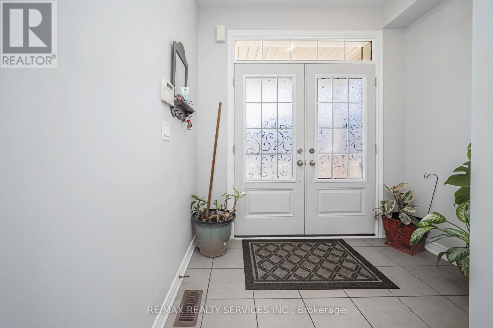 15 Ebury Drive, Brampton, Ontario  L6X 0E6 - Photo 4 - W12058132