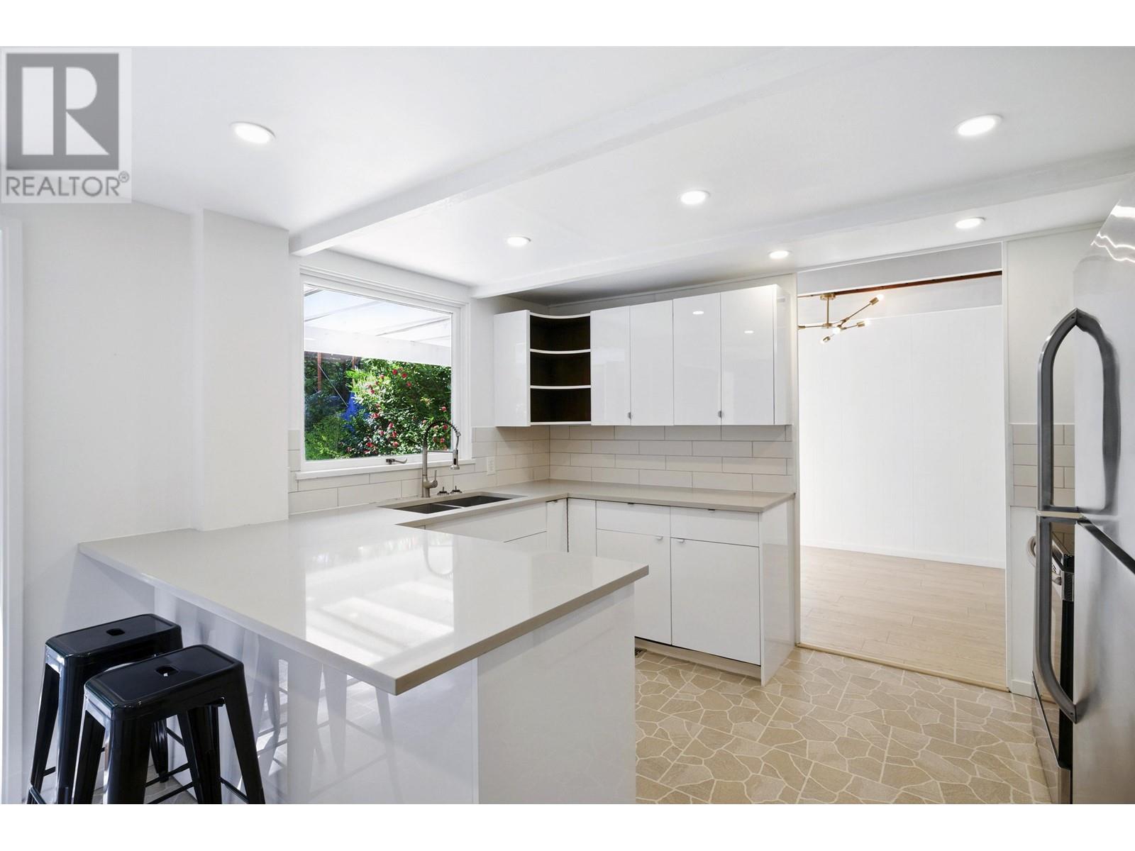 937 Montroyal Boulevard, North Vancouver, British Columbia  V7R 2G9 - Photo 13 - R2985610