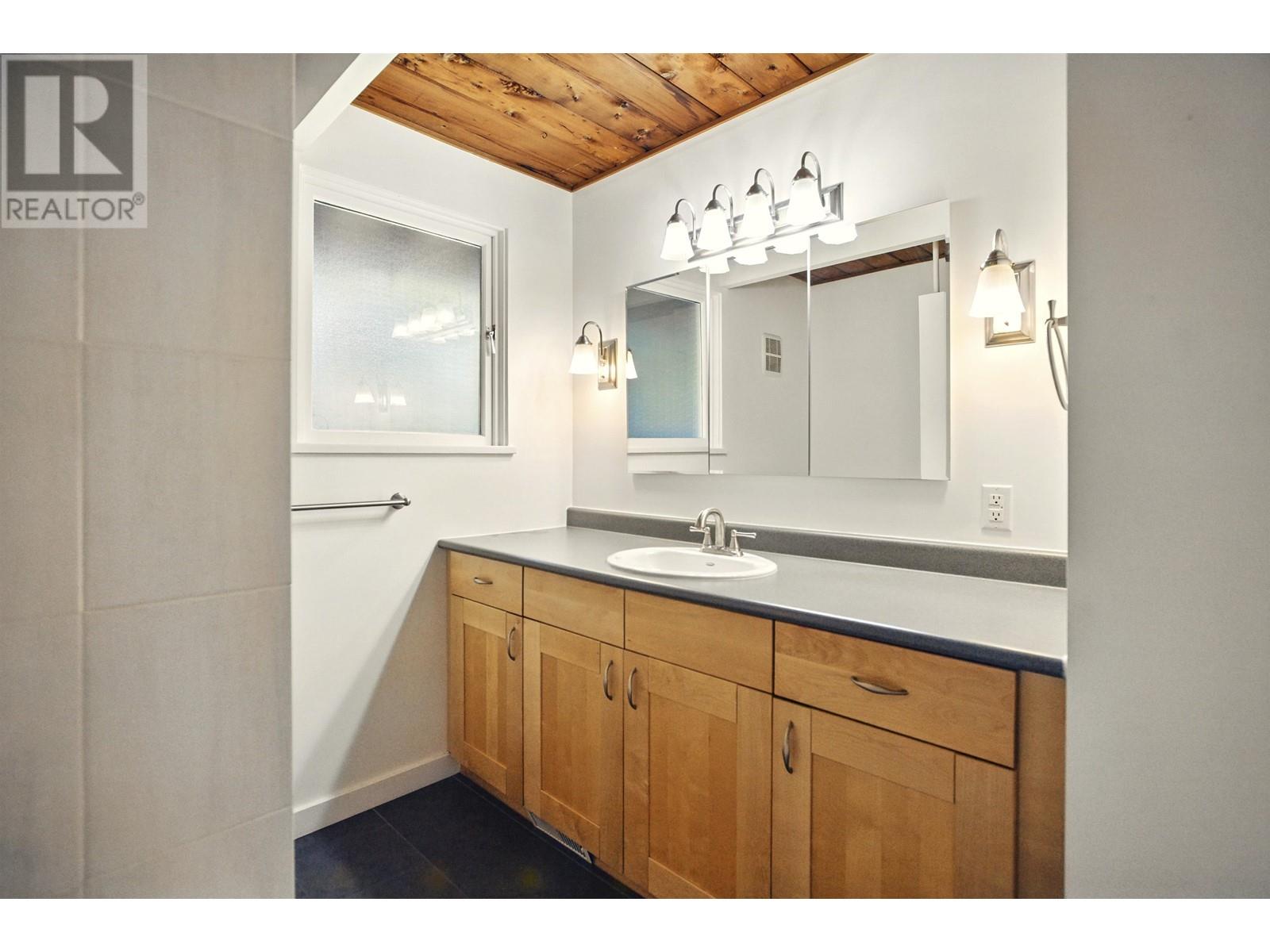 937 Montroyal Boulevard, North Vancouver, British Columbia  V7R 2G9 - Photo 31 - R2985610