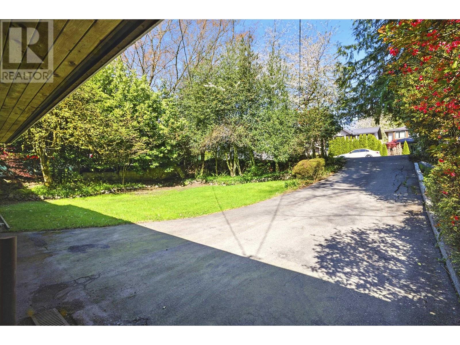 937 Montroyal Boulevard, North Vancouver, British Columbia  V7R 2G9 - Photo 5 - R2985610