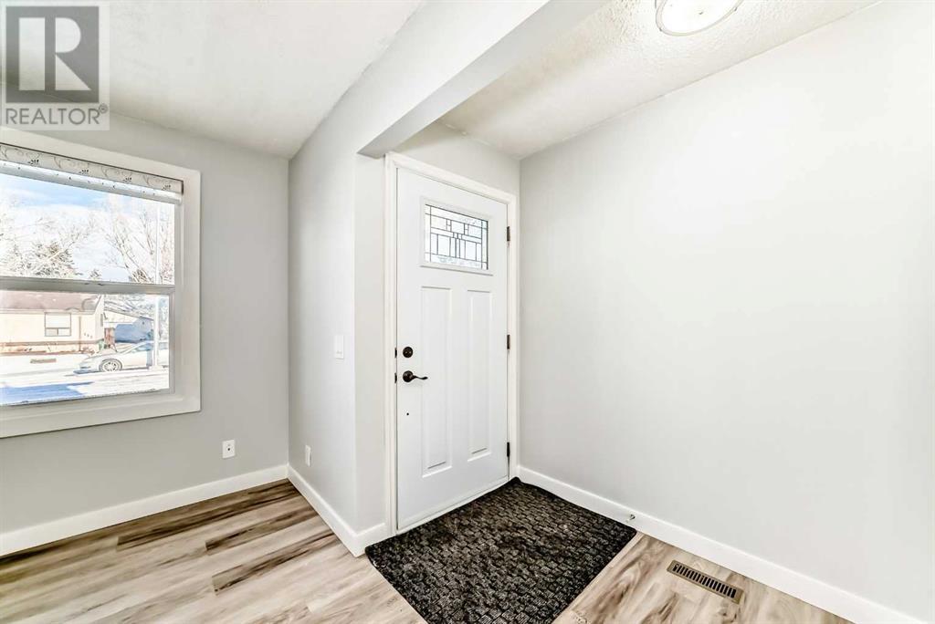 Property at 116 Whitehill Place NE image 3