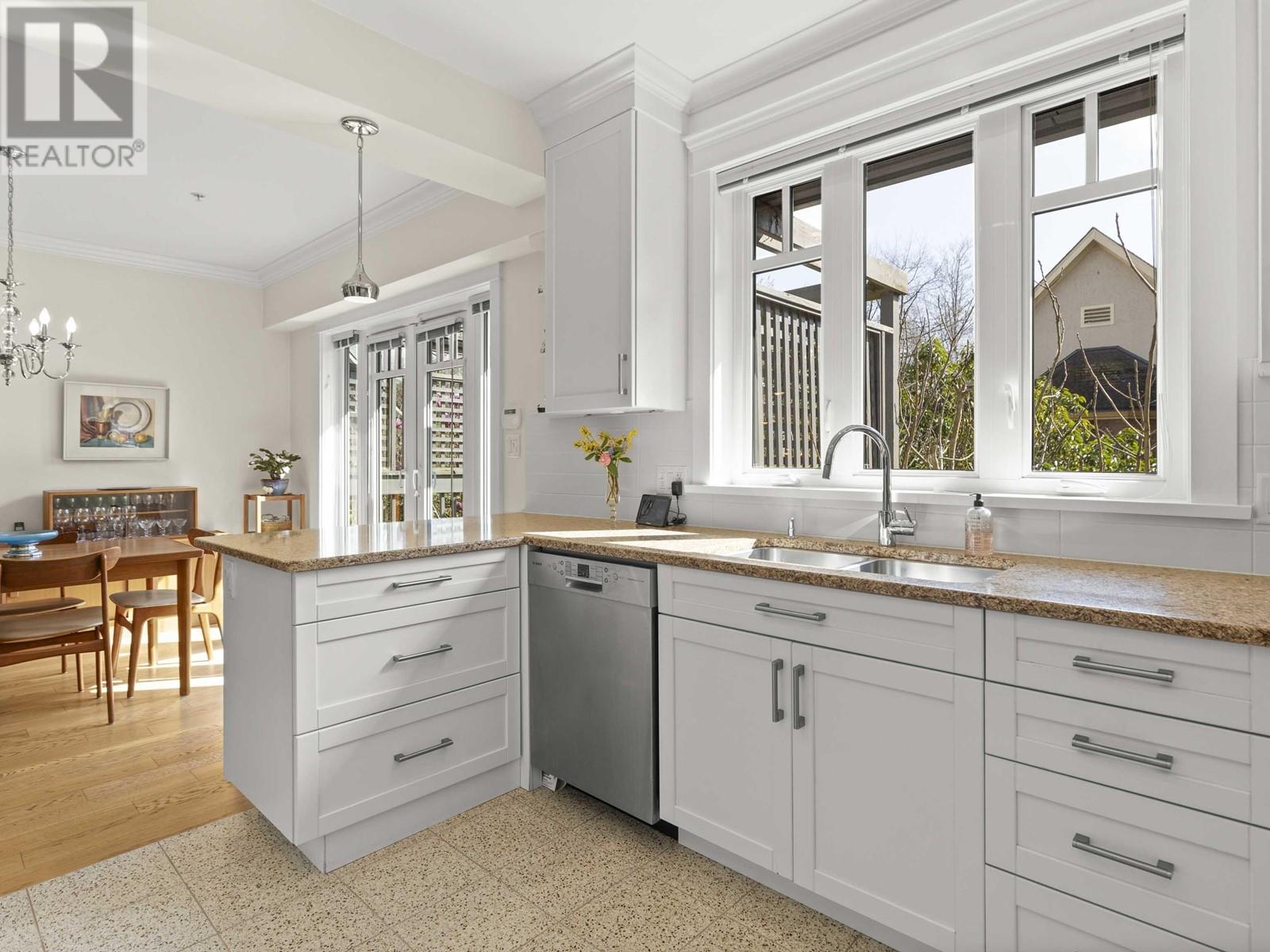 2304 W 6th Avenue, Vancouver, British Columbia  V6K 1V9 - Photo 11 - R2985541