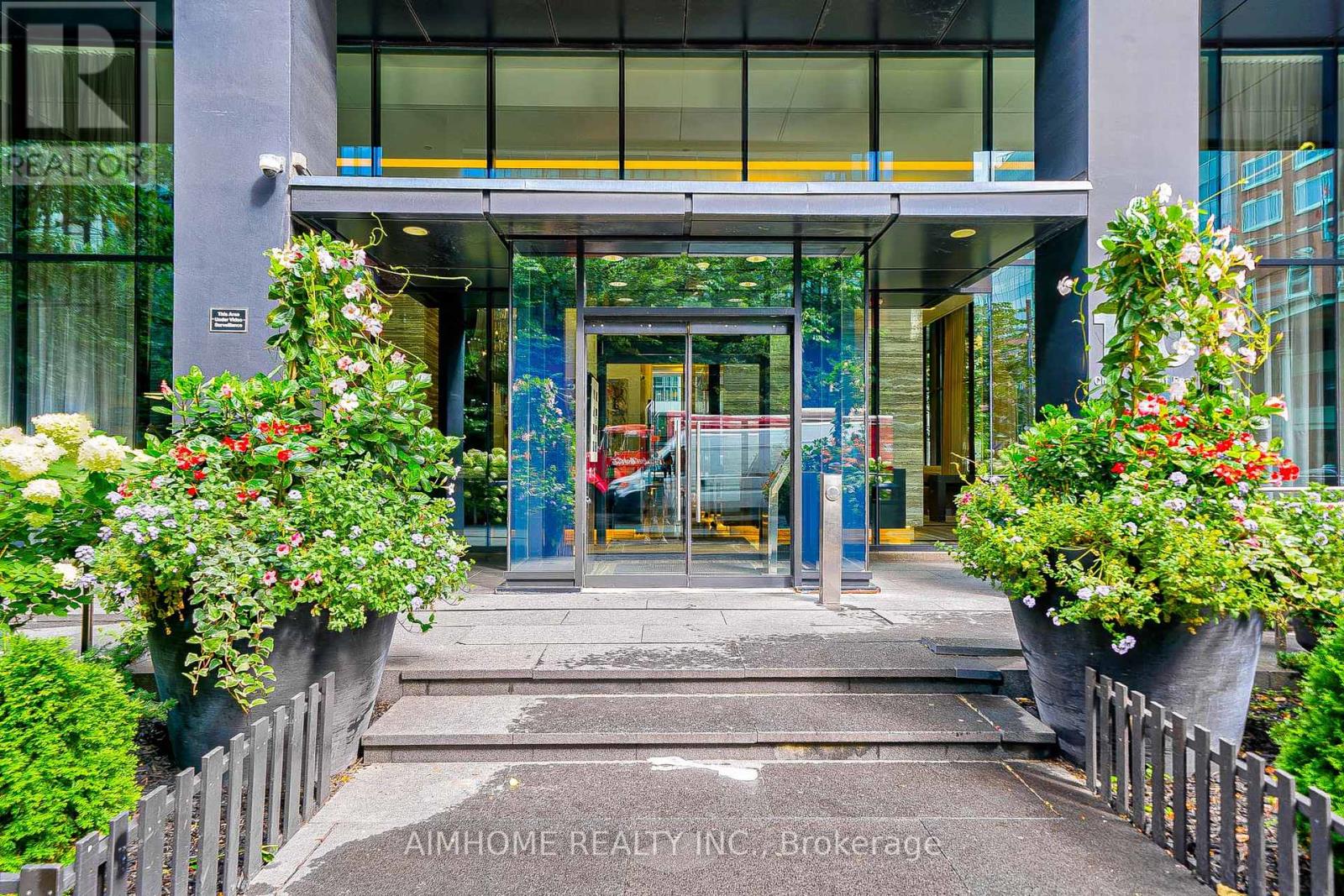 401 - 110 Charles Street E, Toronto, Ontario  M4Y 1T5 - Photo 3 - C12058423