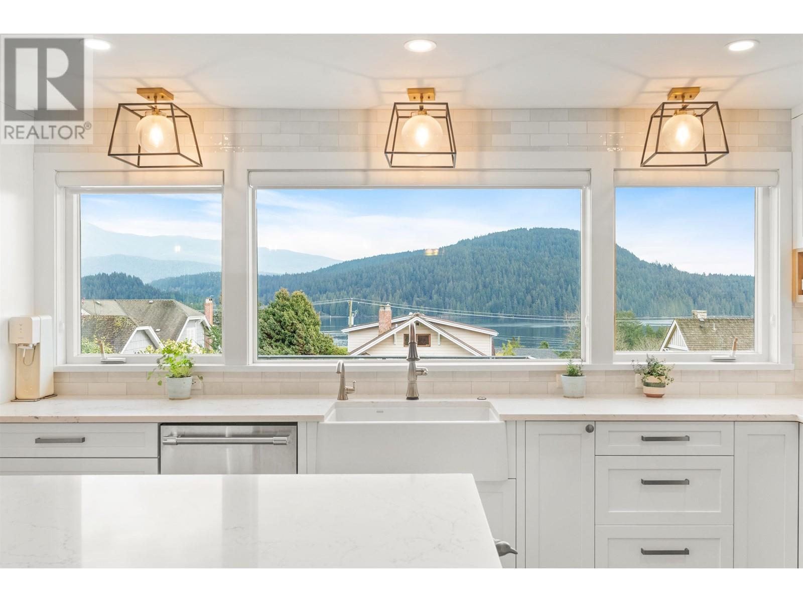 542 N Dollarton Highway, North Vancouver, British Columbia  V7G 1N2 - Photo 7 - R2985604