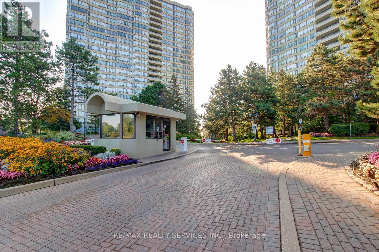 205 - 22 Hanover Road, Brampton, Ontario  L6S 5K7 - Photo 2 - W12058701