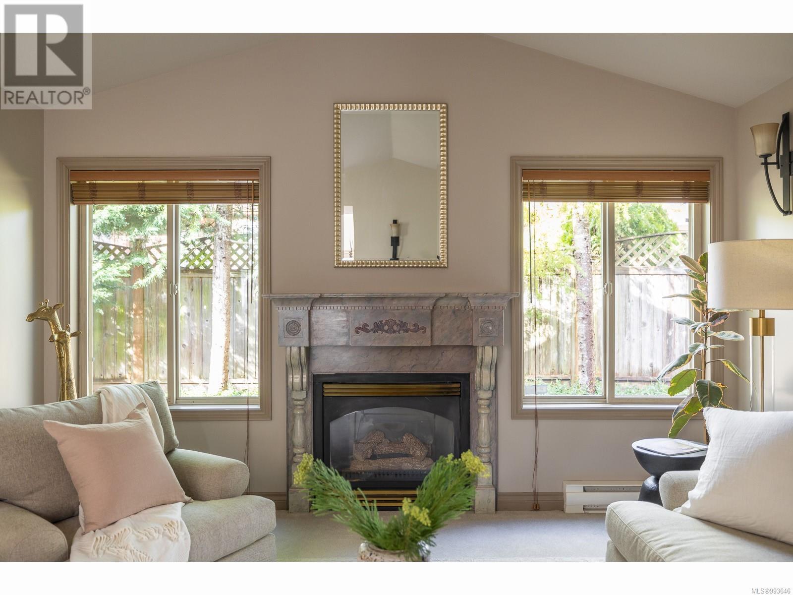 Property at 585 HAZELWOOD Pl image 2