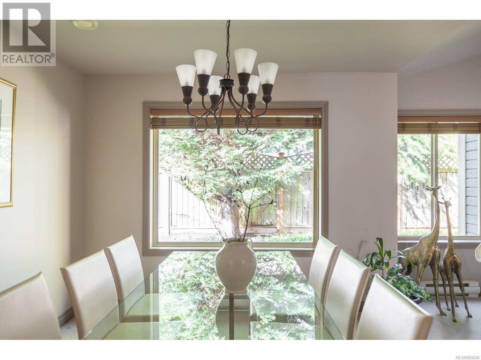 Property at 585 HAZELWOOD Pl image 4