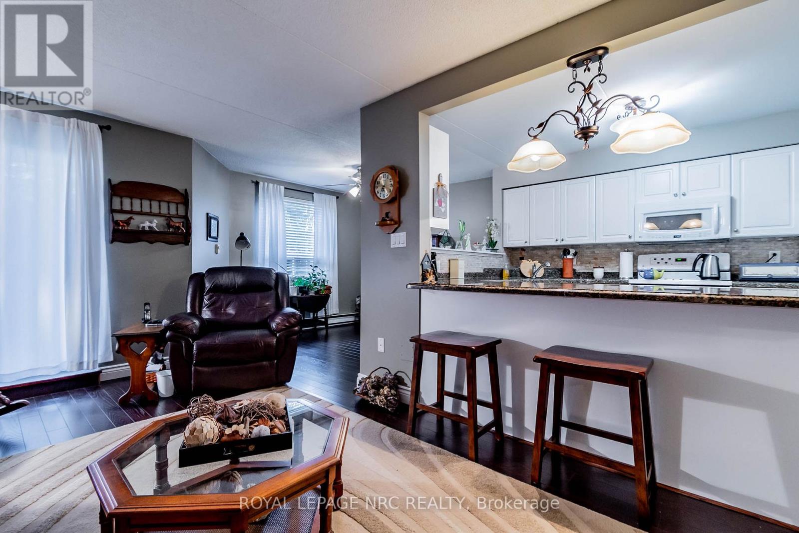 230 - 4658 Drummond Road, Niagara Falls, Ontario  L2E 7E1 - Photo 4 - X12058952