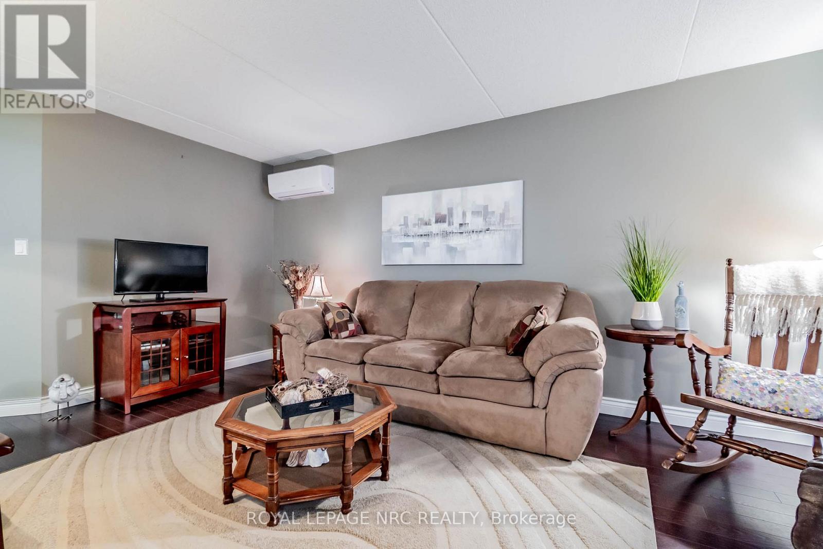 230 - 4658 Drummond Road, Niagara Falls, Ontario  L2E 7E1 - Photo 5 - X12058952