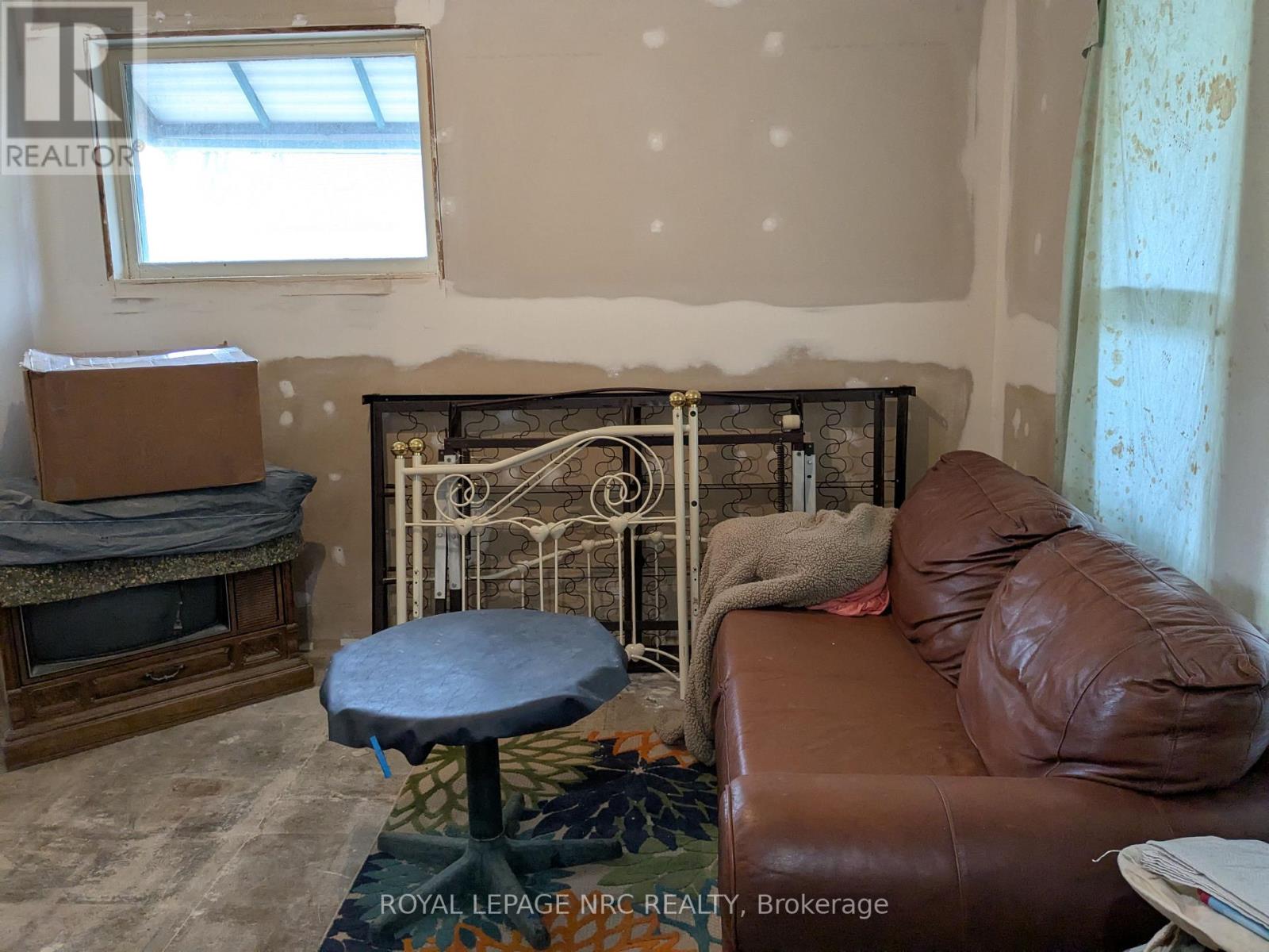 4742 Epworth Circle, Niagara Falls, Ontario  L2E 1C9 - Photo 4 - X12059001
